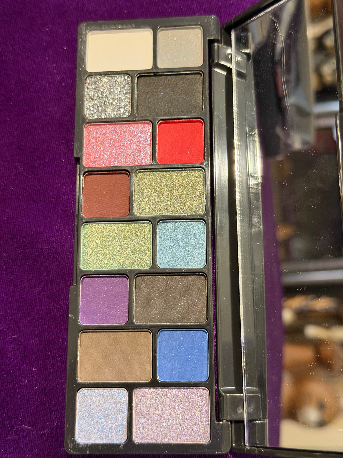 K’APEINE 16-Shade Slim Gothic Eyeshadow Palette