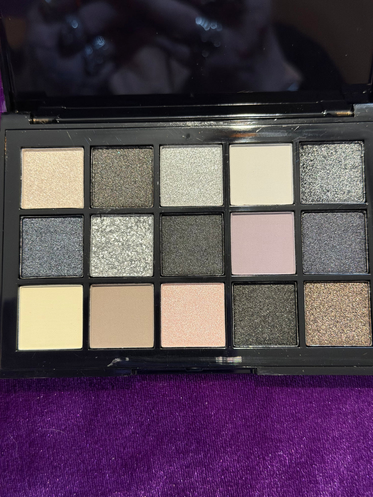 Valleynet Smoky Eyeshadow Palette – 15 Shades
