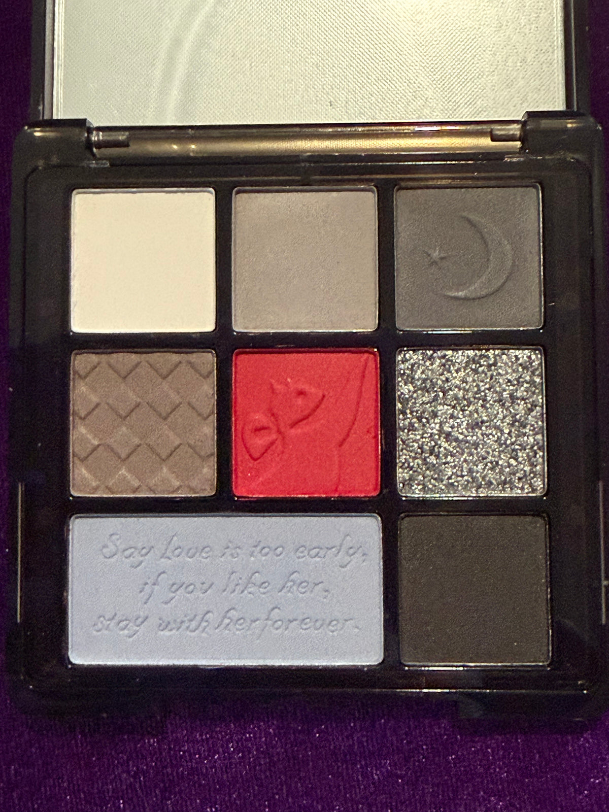 Coco Venus – 8 Shade Gothic Eyeshadow Palett