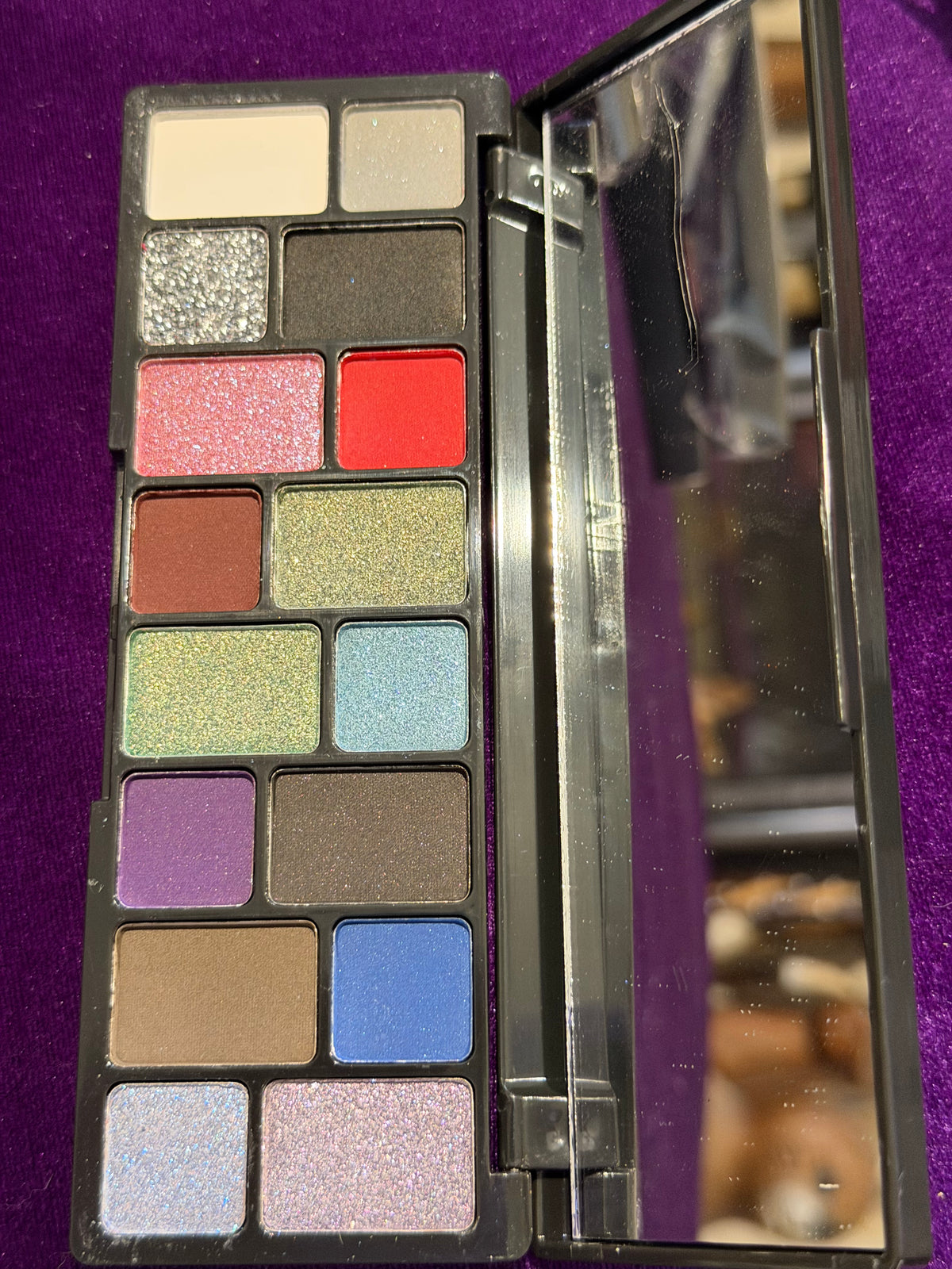 K’APEINE 16-Shade Slim Gothic Eyeshadow Palette