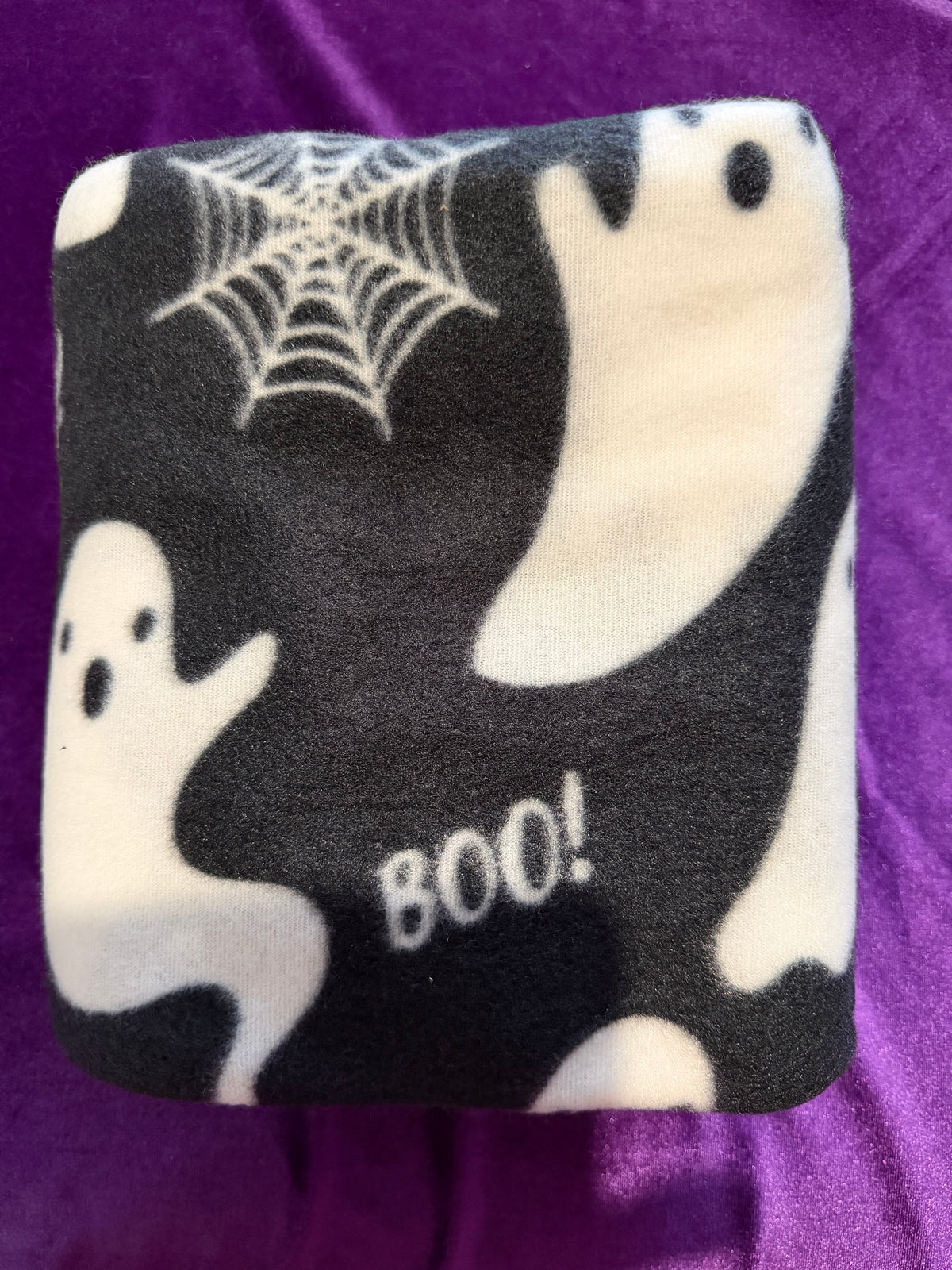 Ghost & Spiderweb Fleece Throw – 120 × 150 cm